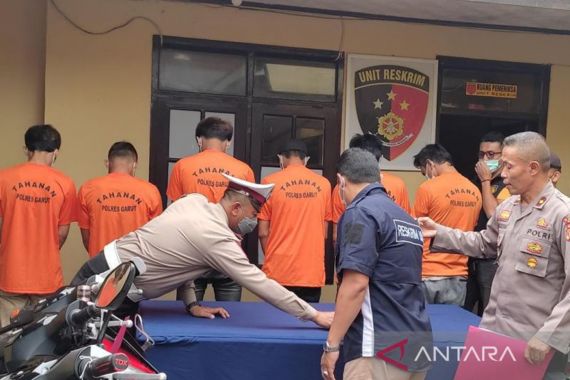 Polisi Menggerebek Indekos di Garut, Kecurigaan Warga Terbukti - JPNN.COM