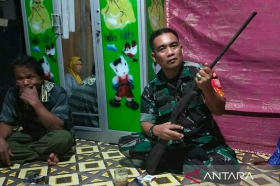 Hadi Serahkan Senjata Api Rakitan Laras Panjang kepada TNI - JPNN.COM