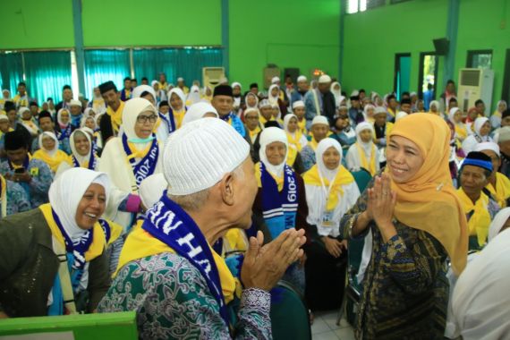 Khofifah Ingatkan Calon Jemaah Haji Lengkapi Syarat Vaksinasi, jika Tidak... - JPNN.COM