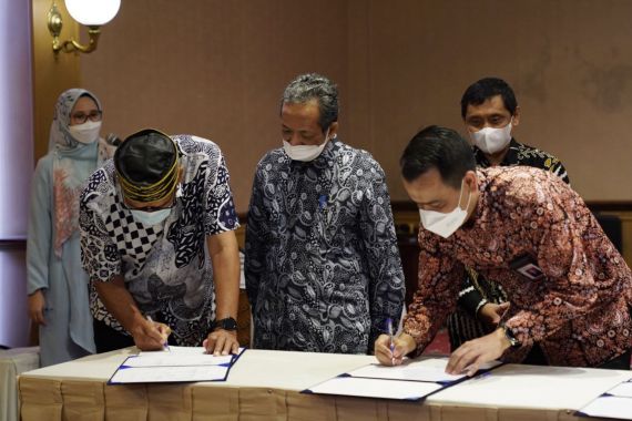 Kemendikbudristek Tandatangani Kerja Sama dengan 6 Industri & Asosiasi - JPNN.COM