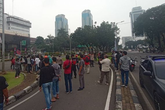 Massa Unjuk Rasa Mulai Padati Bundaran Patung Kuda dan DPR, Polisi Bersiap - JPNN.COM