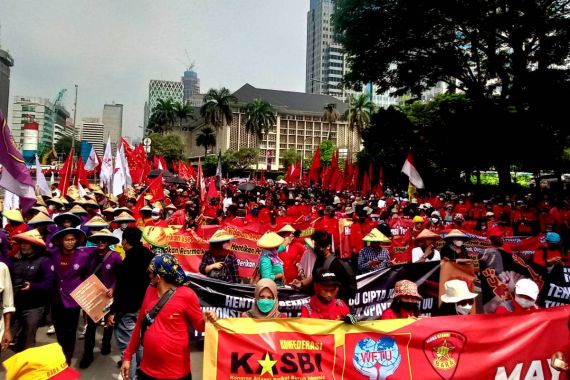 Polisi Kawal Aksi Demonstrasi Ribuan Massa Buruh di Patung Kuda - JPNN.COM