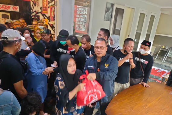 Barikade 98 Peringati Kehancuran Rezim Soeharto dengan Berbagi Sembako - JPNN.COM