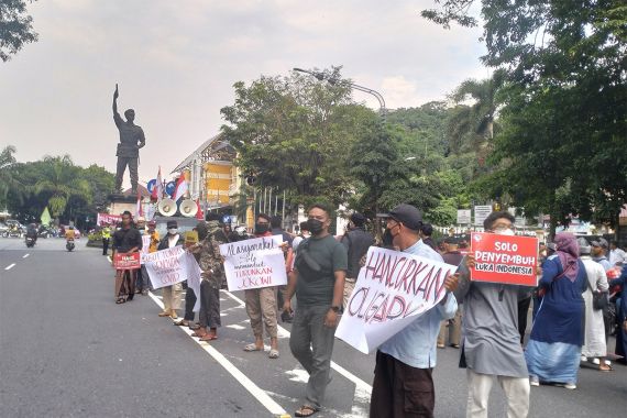 Masyarakat Solo Tuntut Jokowi Turun, Ada Kata Hancurkan - JPNN.COM