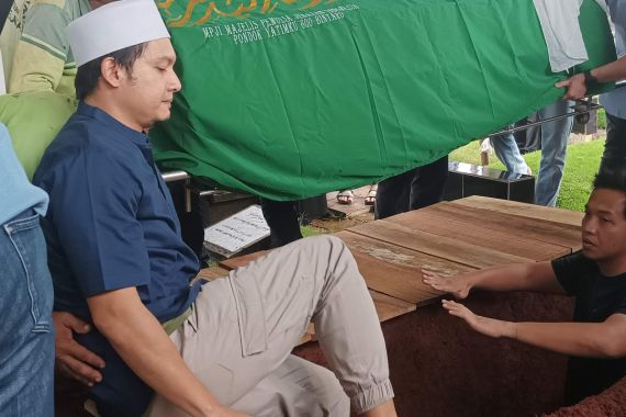 Dimas Seto Tegar Antar Ayahanda ke Peristirahatan Terakhir - JPNN.COM