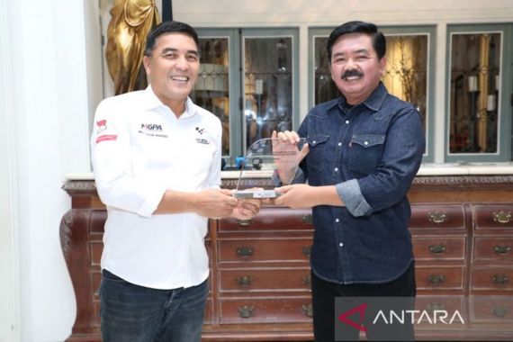 MotoGP Indonesia Sukses, Marsekal TNI (Purn) Hadi Tjahjanto Diganjar Penghargaan oleh MGPA  - JPNN.COM