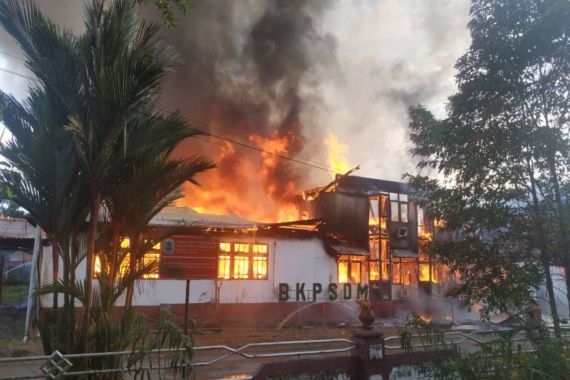 Kebakaran Melanda Kantor BKPSDM Kapuas Hulu - JPNN.COM