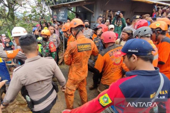 Longsor di Bogor, Jasad Bu Eneng Terjepit Barang, Semua Korban Sudah Ditemukan - JPNN.COM
