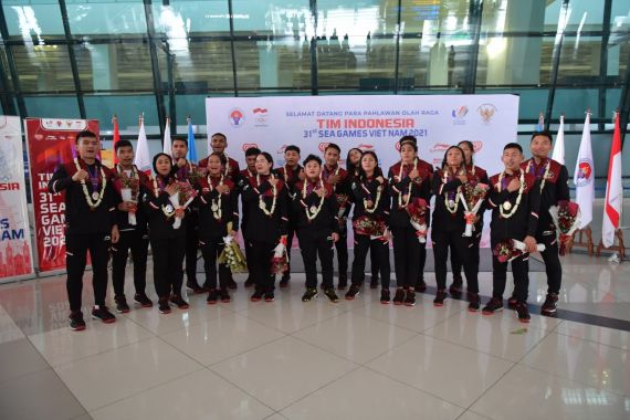 Tim Karate Pulang Bawa 4 Medali Emas, 8 Perak & 2 Perunggu, Dijemput di Bandara Soetta - JPNN.COM