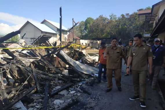Ini Dugaan Sementara Penyebab Gedung BKPSDM Kapuas Hulu Terbakar - JPNN.COM