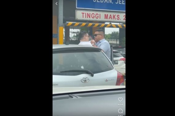 Bang Jago Ini Turun dari Pajero lalu Menampar Sopir Mobil Yaris, Viral Deh - JPNN.COM