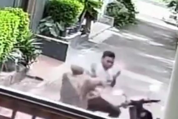 Viral Kakek Imron Gagalkan Aksi Pencuri Motor, Lihat, Pelaku Ditonjok - JPNN.COM