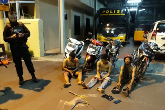 Pemuda Sok Jagoan di Jalan Sambil Menenteng Celurit, Ditangkap Polisi Langsung Menciut - JPNN.COM