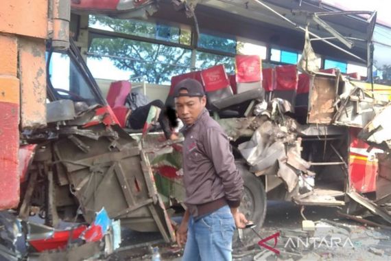 Braak! Bus Sarat Penumpang Tabrak Truk di Jalan Lingkar Pati, Innalillahi - JPNN.COM