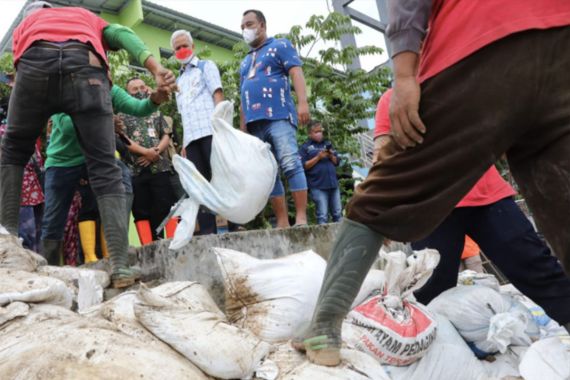 Ganjar Pranowo Terus Pantau Penanganan Banjir Rob di Pesisir Utara - JPNN.COM