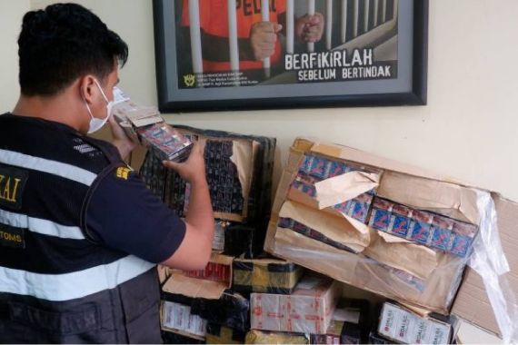 Bea Cukai Ungkap Peredaran Rokok Ilegal, Lihat Hasil Tangkapannya, Banyak Banget - JPNN.COM