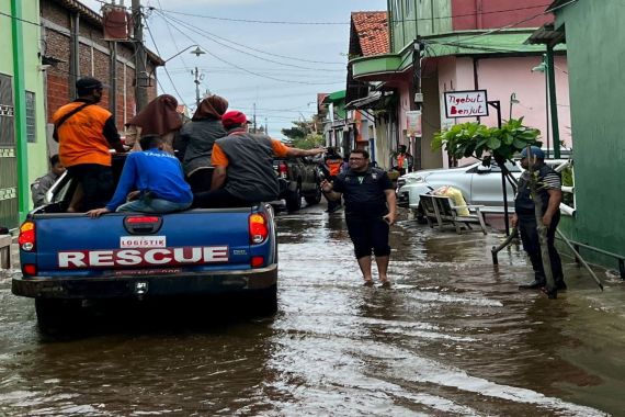 Terbang ke Semarang, Mensos Risma Salurkan Bantuan untuk Korban Banjir Rob - JPNN.COM