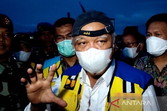 Menteri Basuki Tinjau Langsung Penanganan Banjir Rob Semarang, Langsung Keluarkan Instruksi - JPNN.COM