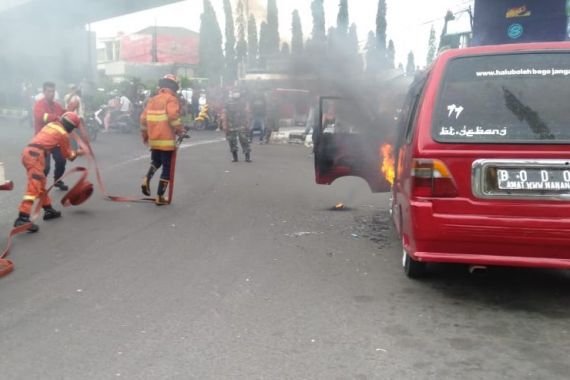 Lagi Bawa Penumpang, Angkot Terbakar di Bekasi, Lihat Pelat Nomornya - JPNN.COM