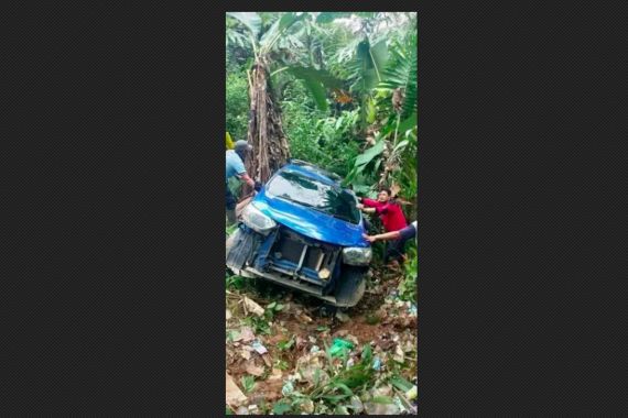 Mobil Pak Kades Masuk Jurang Sedalam 60 Meter, Begini Kondisinya - JPNN.COM