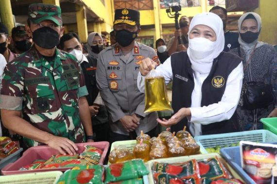 Khofifah Bersama Kapolda dan Pangdam Gelar Sidak Minyak Goreng, Hasilnya Mengejutkan - JPNN.COM