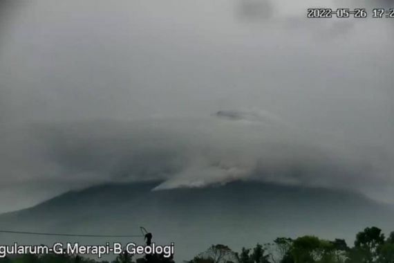 Hari Ini, Merapi Luncurkan Awan Panas Guguran Tiga Kali - JPNN.COM