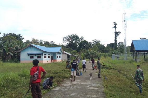 Prajurit TNI Lakukan Ini, Pemuda Kampung Bompay Papua Senang - JPNN.COM
