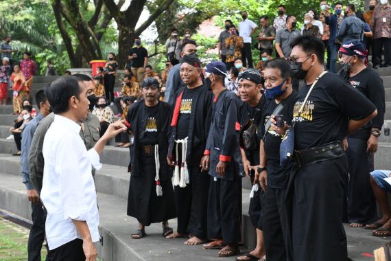 Seusai Hadiri Nikahan Sang Adik, Jokowi Temui Kelompok Ini, Sampai Gibran Ikut Mendampingi - JPNN.COM