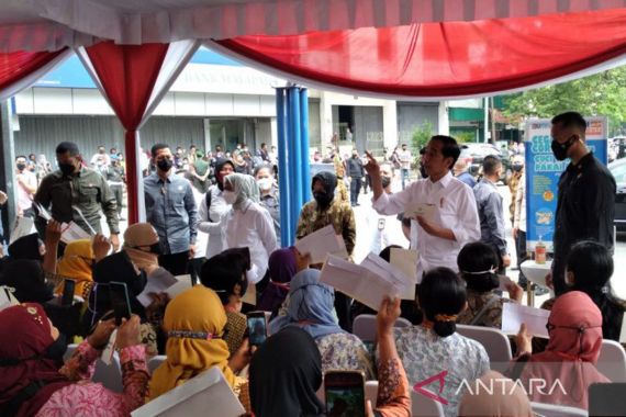 Dapat Bantuan, Bu Aminah Ucapkan Kalimat Ini untuk Jokowi - JPNN.COM