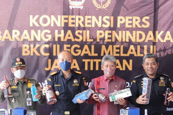 Bea Cukai Sita Rokok dan Miras Ilegal, Barang Buktinya Banyak Banget - JPNN.COM