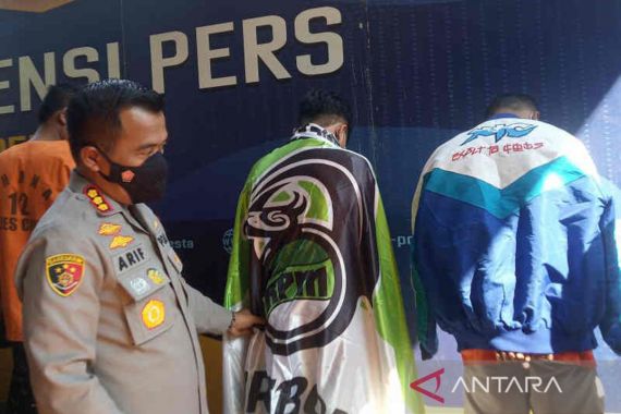 2 Anggota Geng Motor Penganiaya Warga di Cirebon Ditangkap, Lihat Jaketnya - JPNN.COM