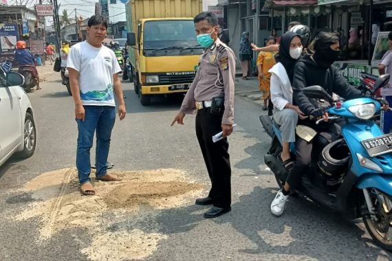 Mengantar Anak ke Sekolah, Windarningsih Coba Mendahului Truk, Brak! - JPNN.COM