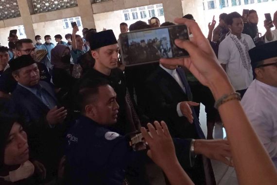 Masyarakat Serbu Mesut Ozil Jelang Salat Jumat di Masjid Istiqlal, Lihat Nih - JPNN.COM