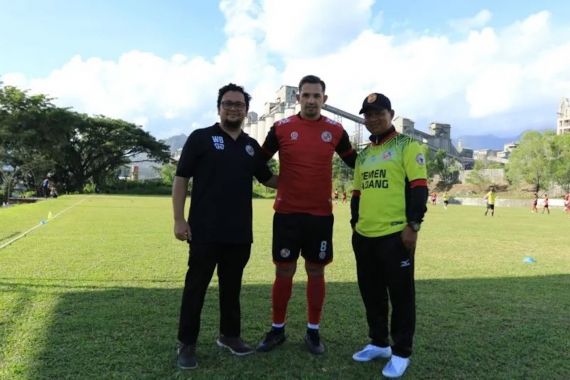 Striker Naturalisasi Silvio Escobar Resmi Berseragam Semen Padang FC - JPNN.COM