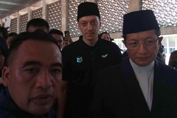 Mesut Ozil Salat Jumat di Masjid Istiqlal, Gagah Pakai Kopiah - JPNN.COM