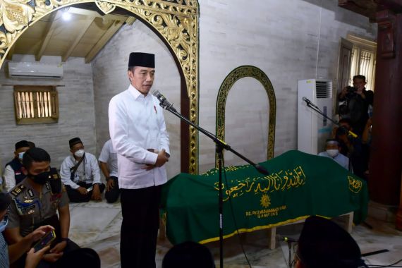 Jokowi Sampaikan Kesaksian di Samping Jenazah Buya Syafii, Simak Kalimatnya - JPNN.COM