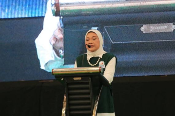 Menaker Ida Fauziyah Ajak Alumni UINSA Beradaptasi dengan Perubahan Zaman - JPNN.COM