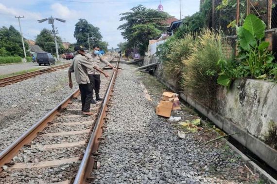 Pria yang Sering Tidur di Pinggir Rel Ini Ditemukan Tak Bernyawa, Kondisi Mengenaskan - JPNN.COM