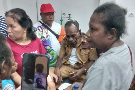 Massa Mengamuk di Papua, Pejabat Daerah Diburu, 3 Polisi Luka, 6 Sipil Ditembak Senjata Anggota - JPNN.COM