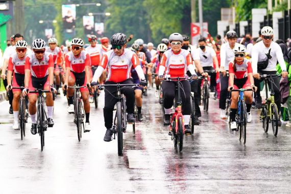 Pimpin Parade Kemenangan Atlet SEA Games, Kapolri Tegaskan Fokus Mengembangkan Olahraga Sepeda - JPNN.COM