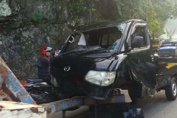 Seusai Bertabrakan dengan Jeep, Mobil Pikap Terjun Bebas ke Laut, 2 Penumpang Selamat - JPNN.COM