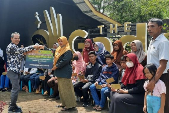 Pegadaian Beri Beasiswa Kepada 96 Anak Pengurus Bank Sampah Binaan - JPNN.COM