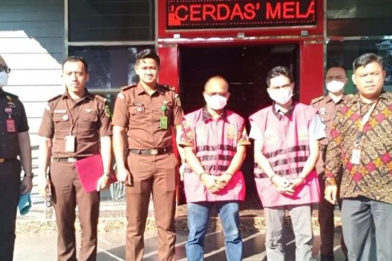 Kejari Sintang Jebloskan 2 Tersangka Korupsi Jalan Baning - Sungai Ana ke Tahanan  - JPNN.COM