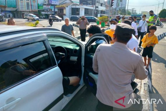 Pengemudi Mobil di Palembang Bikin Heboh - JPNN.COM