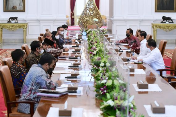 Jokowi Temui Seluruh Komisioner KPU, Titip Pelaksanaan Pemilu, Ada 2 Menteri Mendampingi - JPNN.COM
