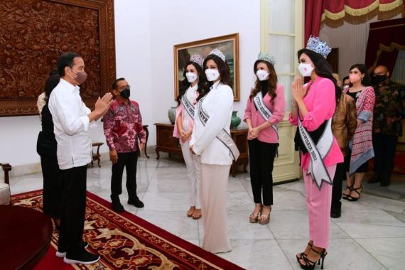 Terima Kunjungan Puteri Indonesia dan Miss Universe di Istana, Lihat Senyum Pak Jokowi - JPNN.COM