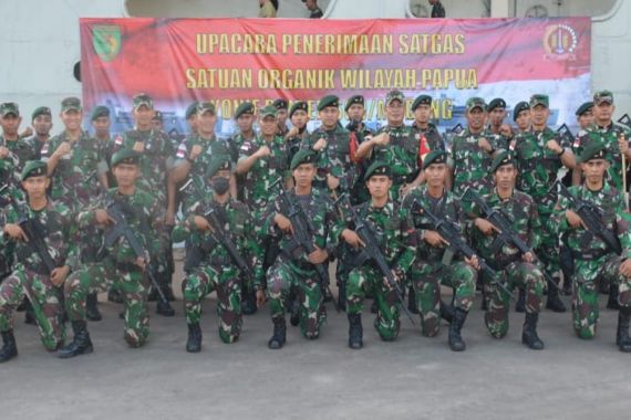 Lihat, Ratusan Prajurit TNI Bersenjata Tiba di Merauke - JPNN.COM