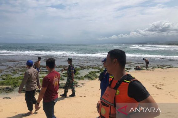 Tim SAR Setop Pencarian Korban Kapal Terbalik di Laut Garut - JPNN.COM