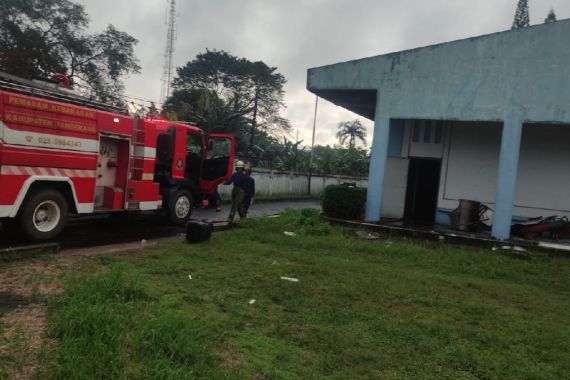 Kebakaran Melanda Pabrik Obat di Tangerang, Ada Bunyi Ledakan - JPNN.COM