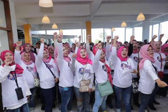 Ratusan Mak-Mak Berhijab Merah Muda Siap Menangkan Sandiaga di Pilpres - JPNN.COM
